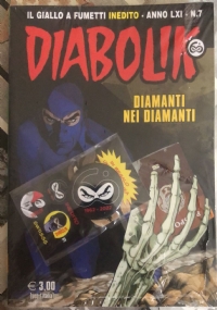 Diabolik n. 7 Anno LXI - Diamanti nei diamanti+Spilla commemorativa 1962-2022 Diabolika Pin di AA.VV.