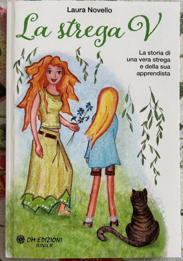 La Strega V. La storia di una vera strega e della sua apprendista di Laura Novello Novità