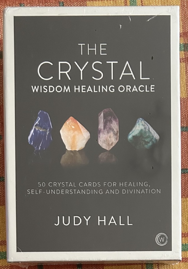 Crystal Wisdom Healing Oracle 50 Oracle Cards for Healing, Self Understanding and Divination di Judy Hall